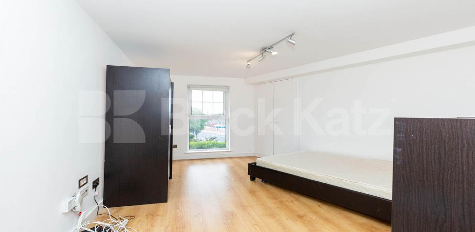 			3 Bedroom, 1 bath, 1 reception Apartment			 Criterion Mews, ARCHWAY N19